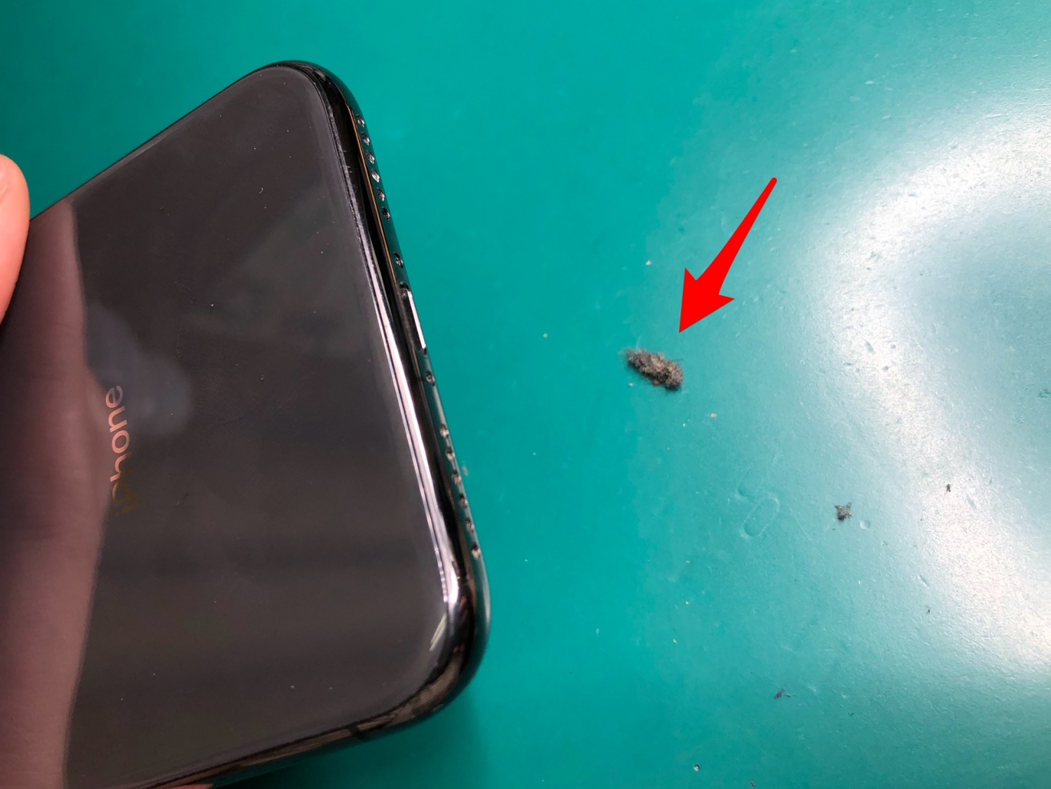 iPhone充電口内部に汚れが溜まっていないか点検を行いましょう。