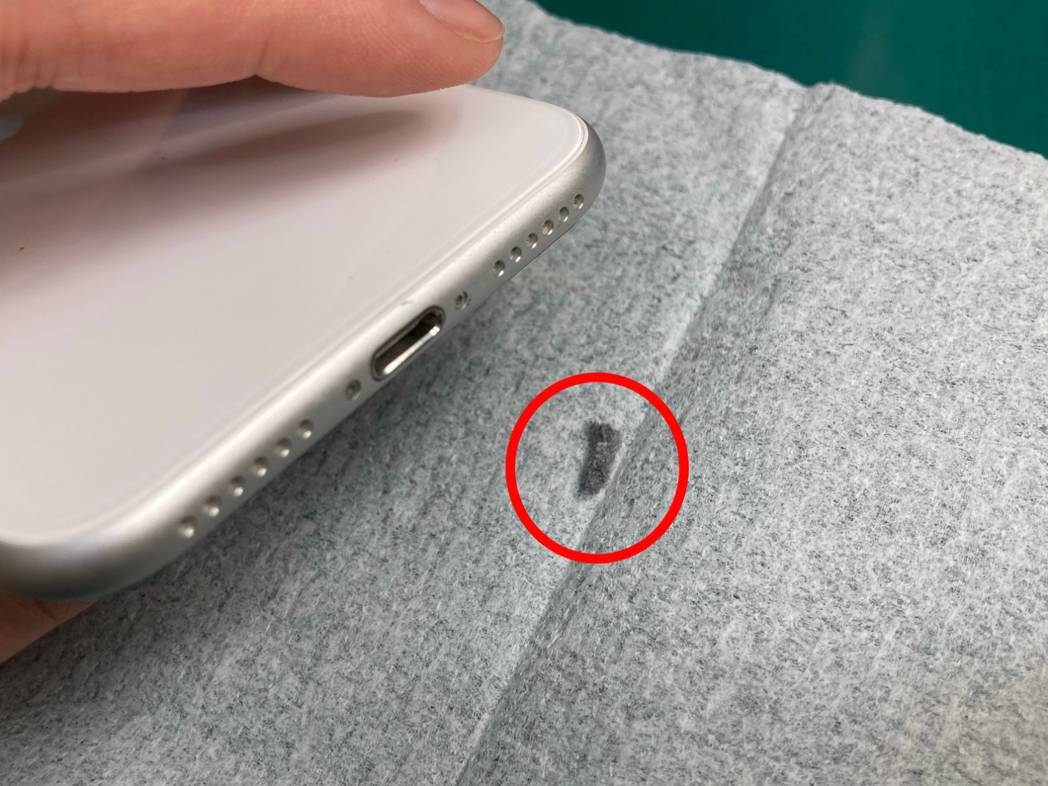 iPhoneの充電が不安定?原因は意外な「ホコリ」かもしれません。
