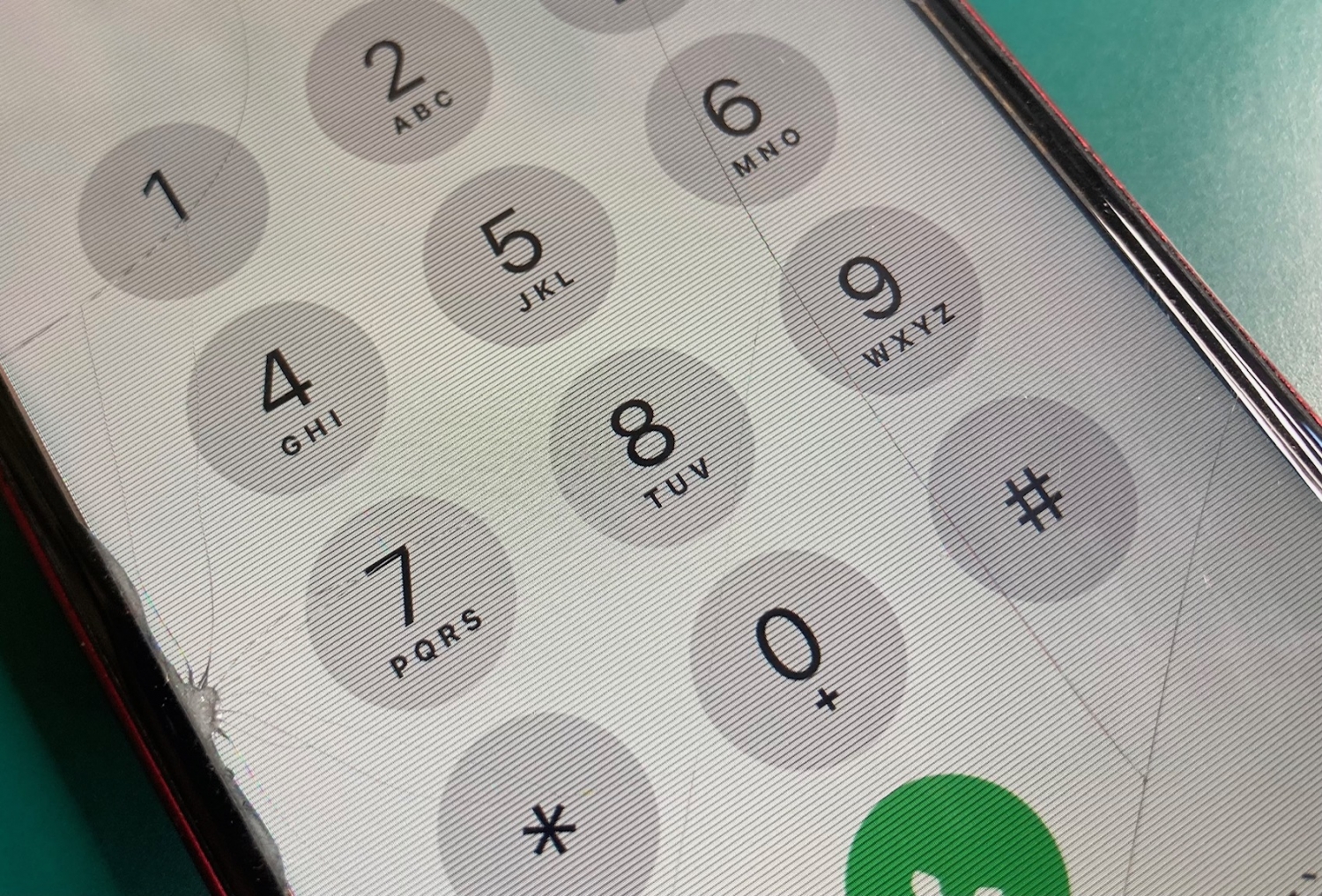 iPhone画面に等間隔の横線が出て目が疲れる…フロントパネル交換で解消しました。