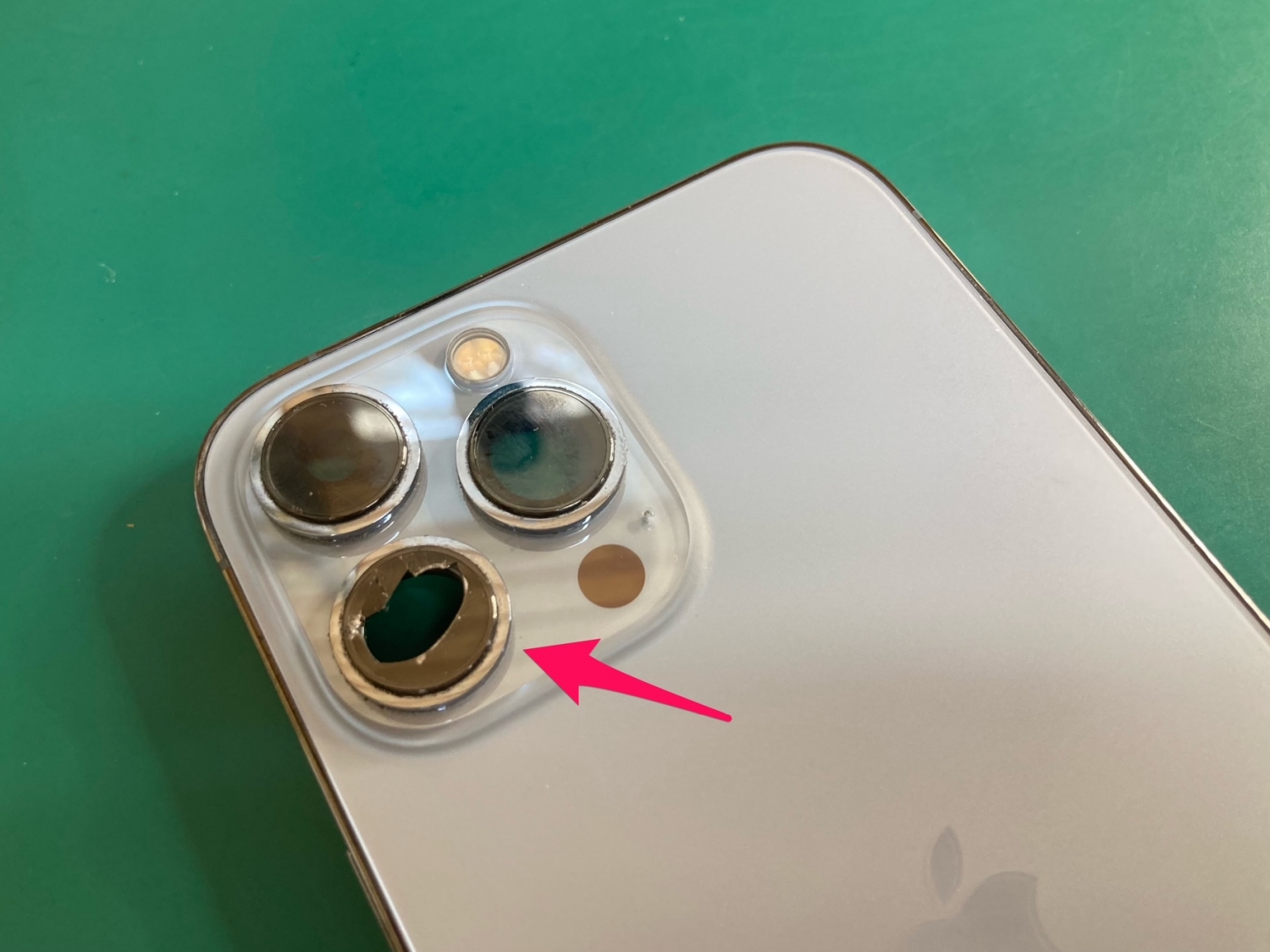 割れたiPhoneカメラレンズは、まずカバーやテープで応急処置を行いましょう。