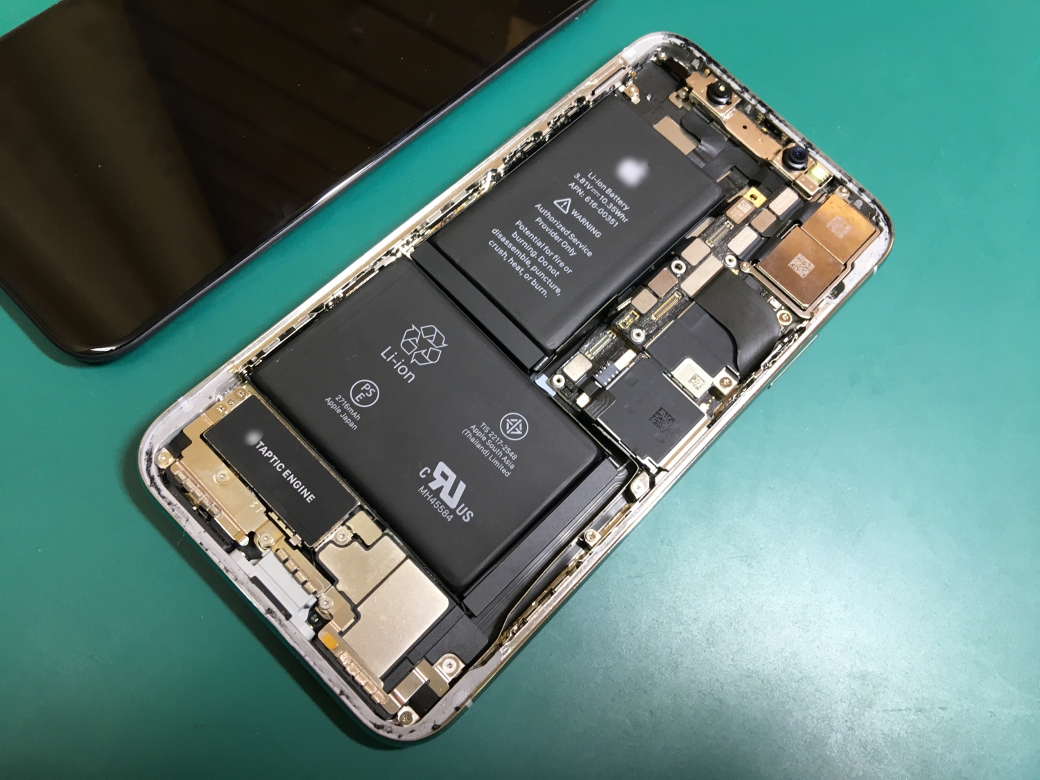 iPhoneXバッテリー交換修理のご依頼をいただきました。バッテリー最大容量を確認しましょう。
