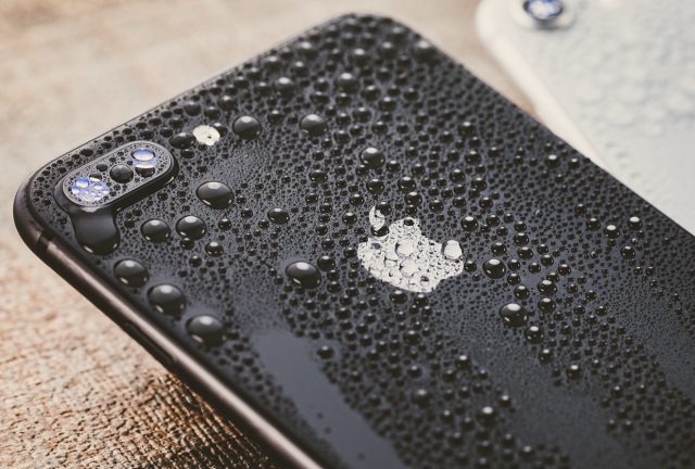iPhoneは完全防水性能ではありませんので、水濡れによる故障にお気をつけください。