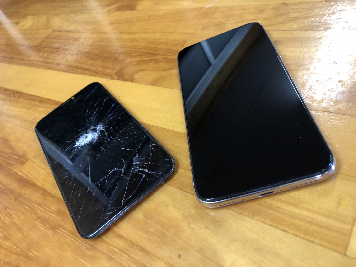 画面が割れ液晶漏れが発生したiPhoneフロントパネル交換で直りました。