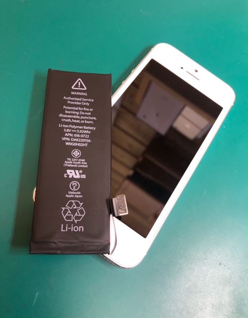 片手に収まるサイズ感が人気のiPhone5s修理のご依頼をいただきました。