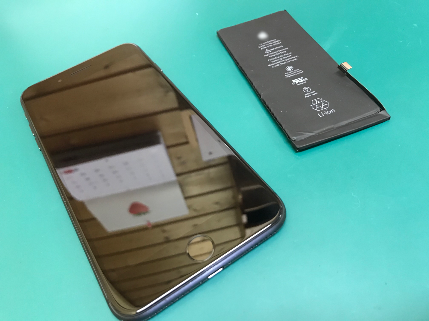 iPhone8Plusバッテリー交換修理のご紹介です。作業時間40分〜お気軽にご相談ください。