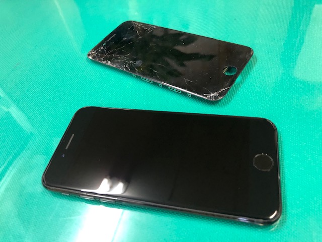 iPhone7パネル交換修理のビフォーアフターをお届けいたします。