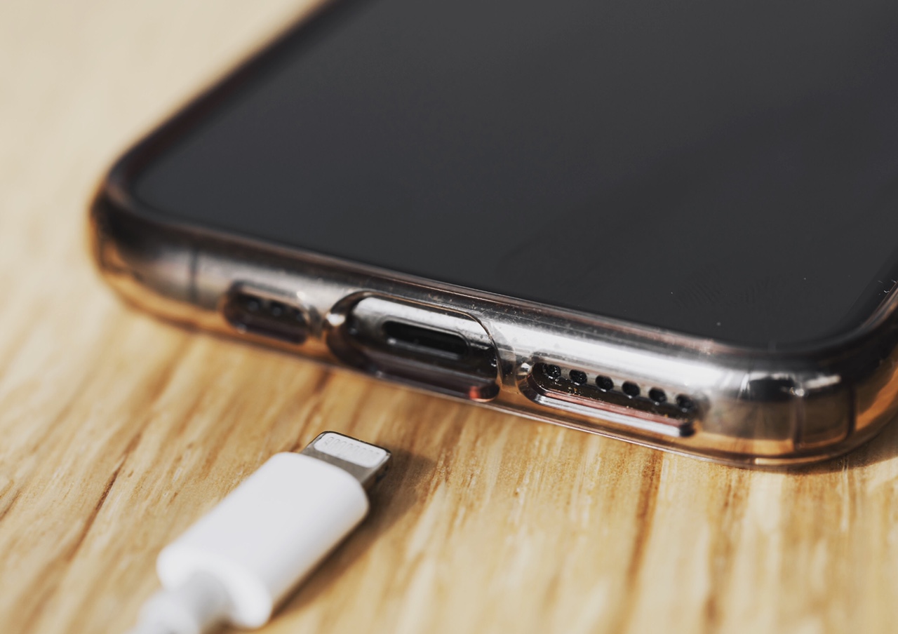 充電口内部に溜まった埃が、接触不良の原因になることがあります。