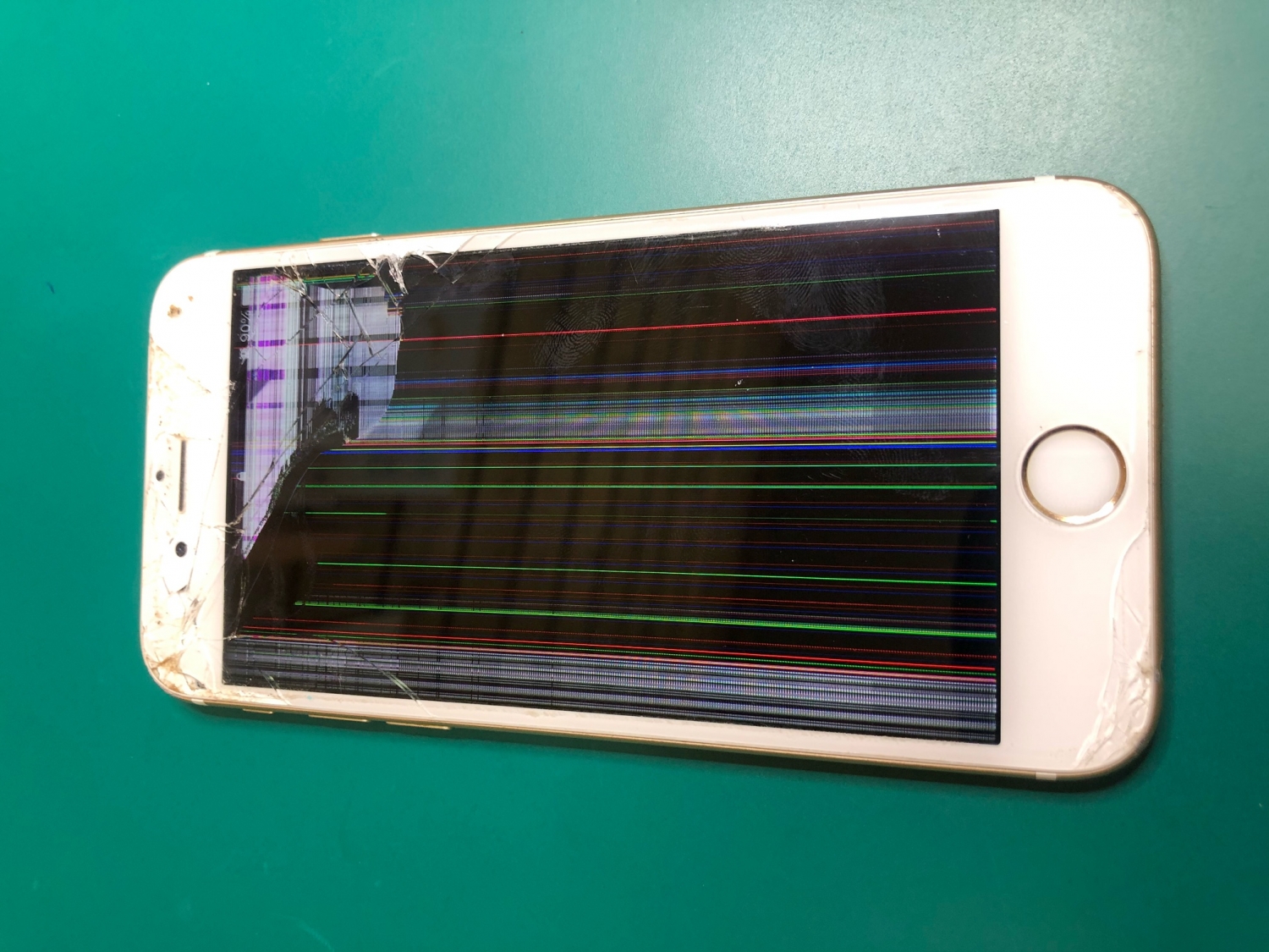 液晶が重度破損してしまったiPhone6sの修理です。