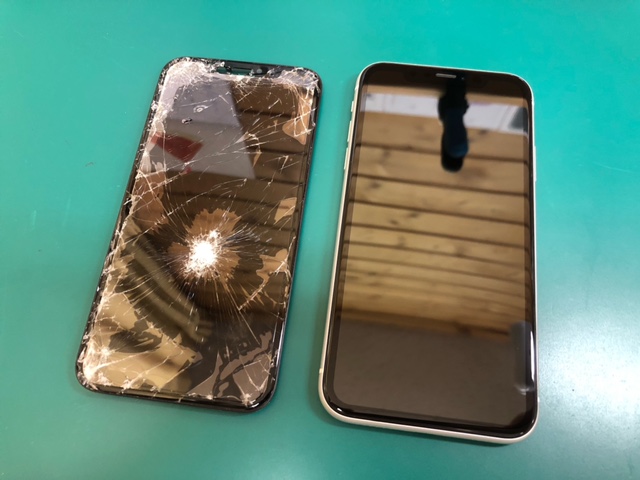 iPhoneフロントパネル交換修理のご依頼をいただきました。