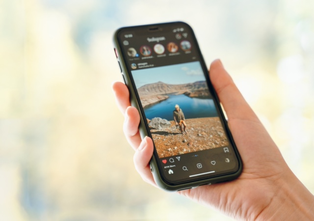 スマホのダークモード、さほど節電にならない！？