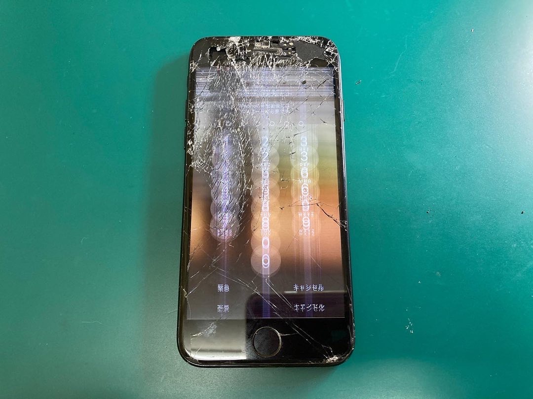 iPhoneを落としてガラス画面ひび割れ＋タッチ操作が出来ない＋液晶が上下に揺れる症状、iPhone画面交換修理で直りました。データも全てそのままです。