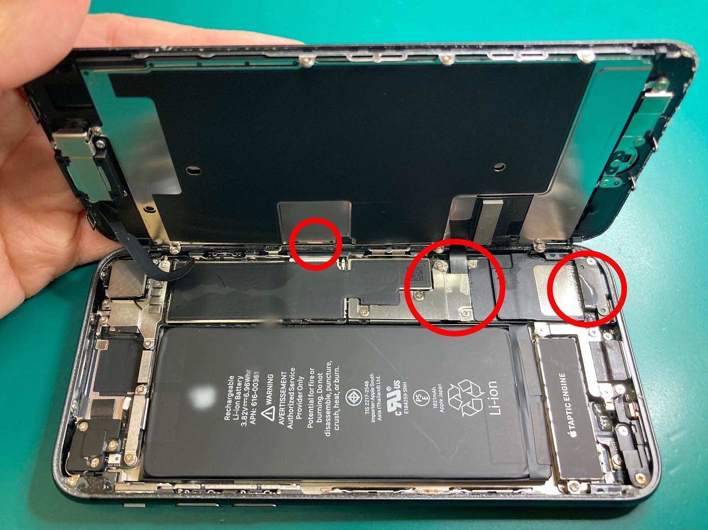 水没により液晶異常が発生しているiPhoneの水没復旧修理／フロントパネル交換修理のご依頼をいただきました。