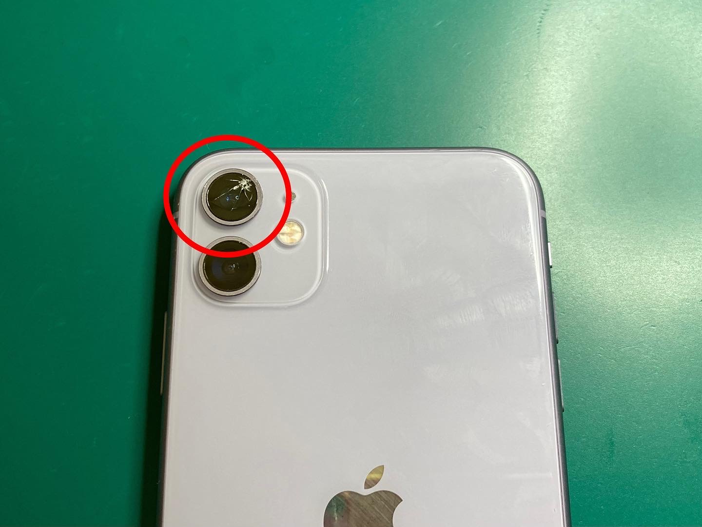 iPhone背面カメラレンズ割れたまま使用していませんか？レンズ交換修理作業時間90分～お気軽にご相談ください。