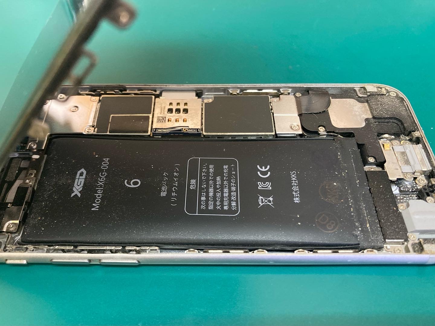 バッテリーの膨張でパネルが浮き上がり、iPhone内部がホコリまみれに！？バッテリー交換作業時間40分〜お気軽に相談ください。