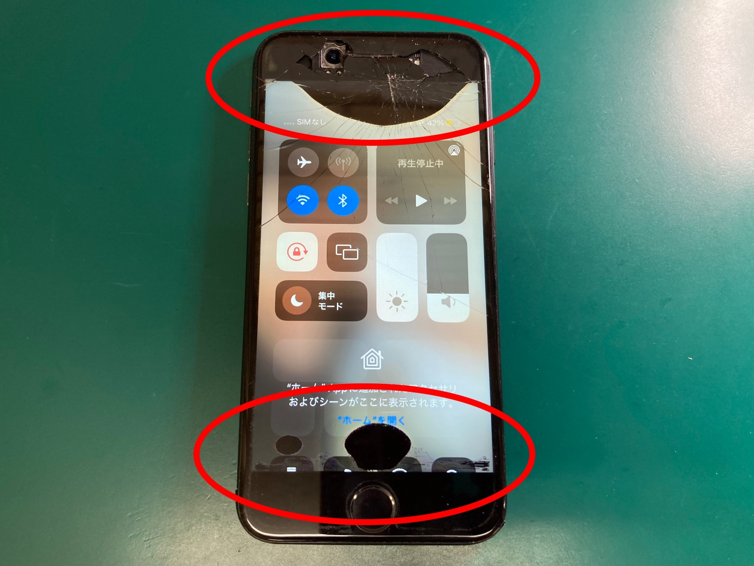 画面が割れてカメラが露出し、液晶漏れの症状が発生しているiPhone修理のご依頼をいただきました。