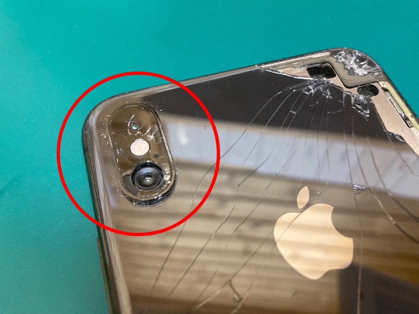iPhoneカメラレンズひび割れの放置で、本体故障や水没故障のリスクが高まります。ご注意ください。