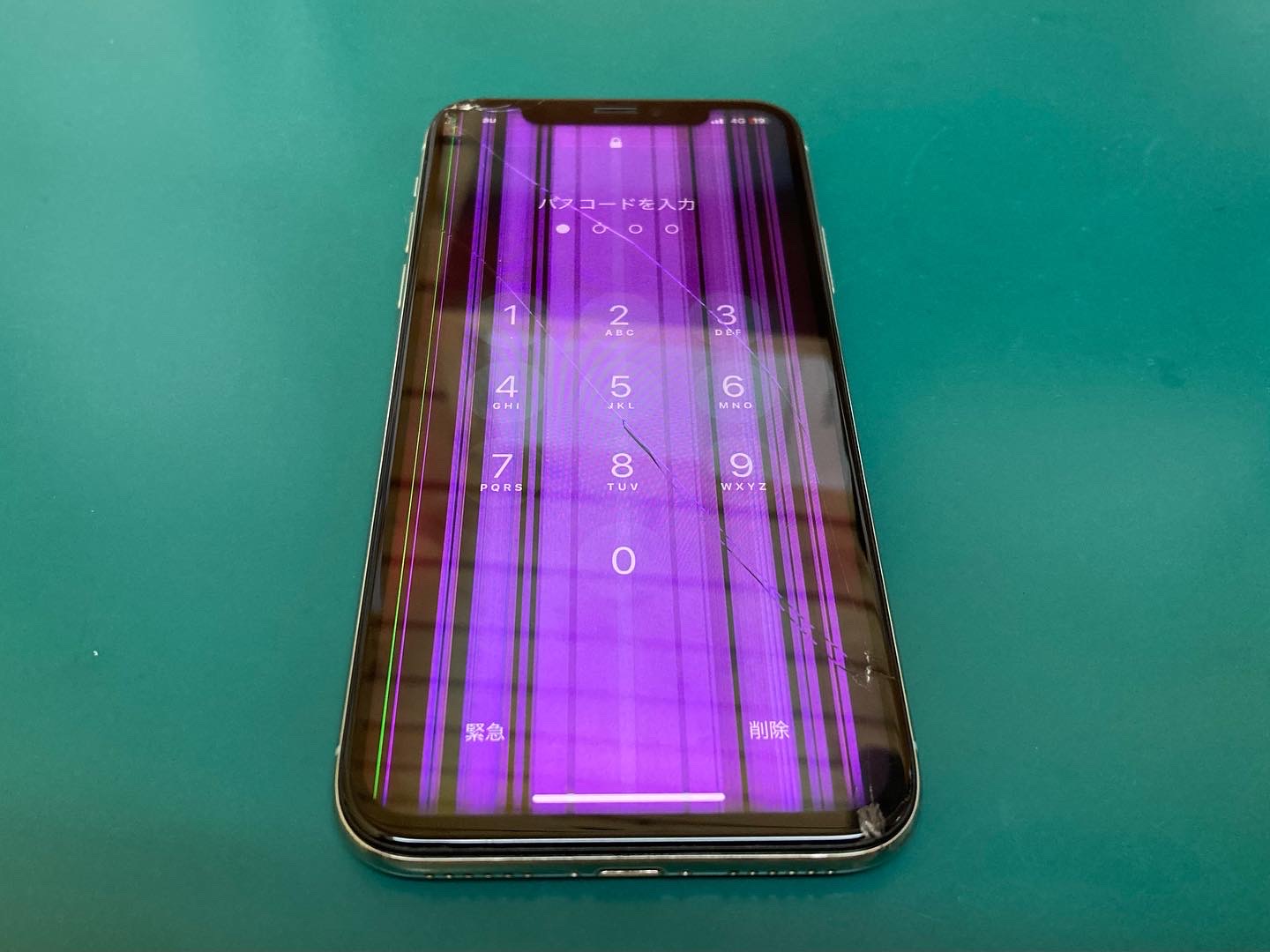 ガラス画面が破損し、液晶の表示に異常が発生しているiPhoneXの修理をさせていただきました。