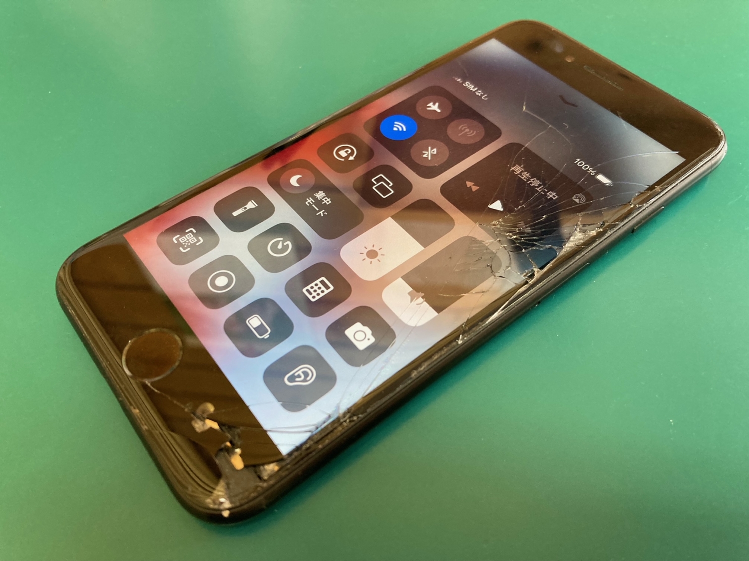 気になるiPhoneの画面ひび割れ解消いたします！作業時間60分〜お気軽にご相談ください。