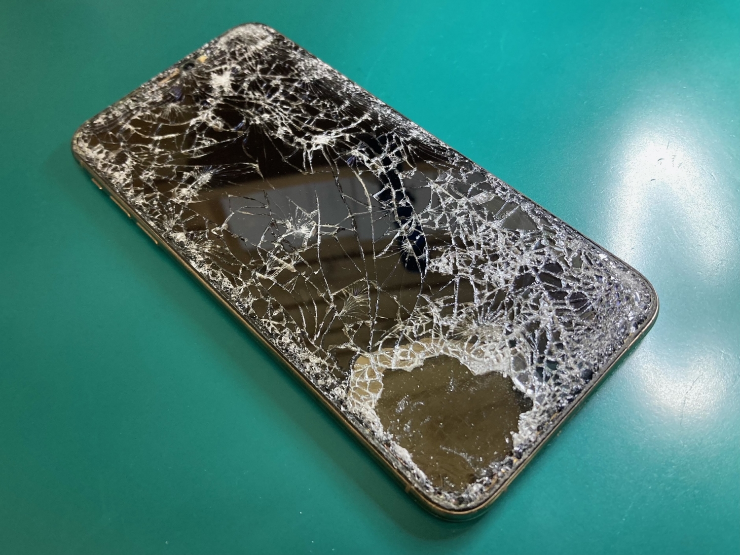 車に轢かれて大破してしまったiPhoneフロントパネル交換修理でデータそのまま直りました。