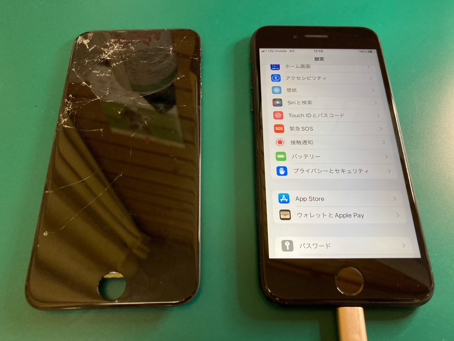 ガラス割れとタッチ不良が発生しているiPhoneフロントパネル交換修理をさせていただきました。