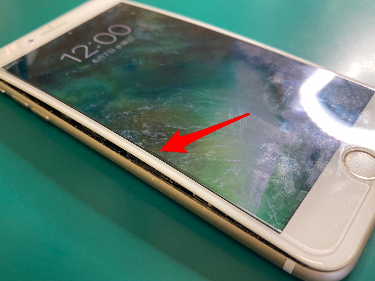 iPhoneバッテリーが膨張したら、安全のため直ちに使用を中止して修理店へご相談ください。