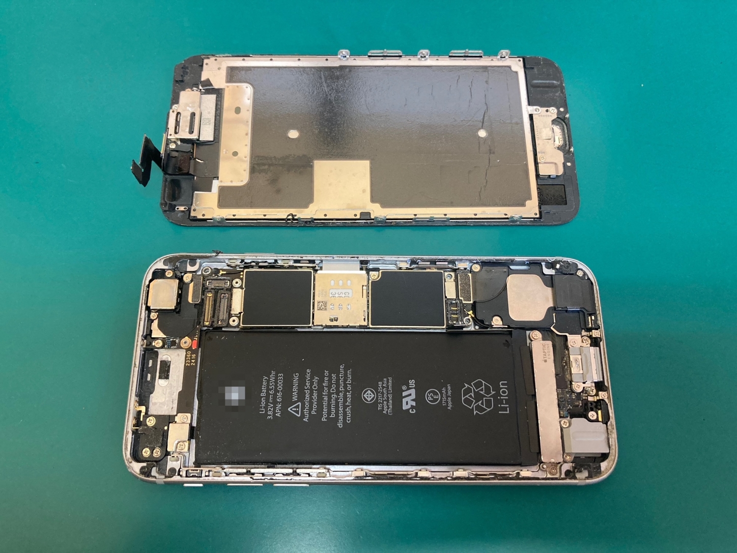 iPhoneを水没させてしまった場合は、すぐに電源を落として水分を拭き取り、お近くの修理店へご相談ください。