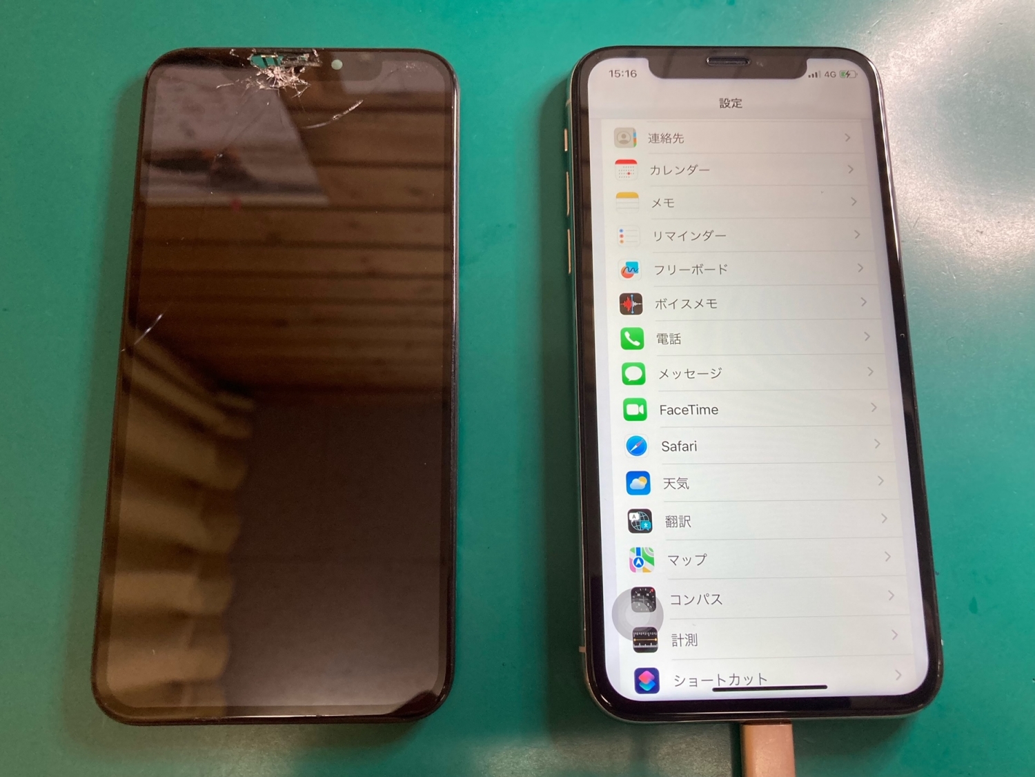画面がひび割れて内部が剥き出しになっているiPhone修理のご依頼をいただきました。