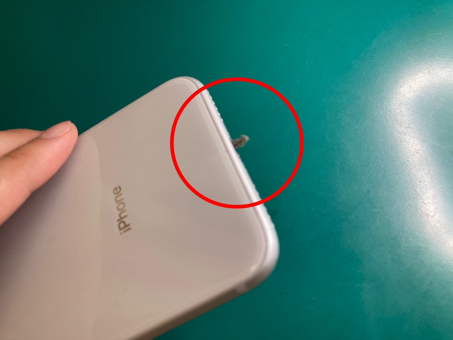 溜まった埃や汚れが接触不良を引き起こすことも！定期的にiPhone充電口のクリーニングをしましょう。