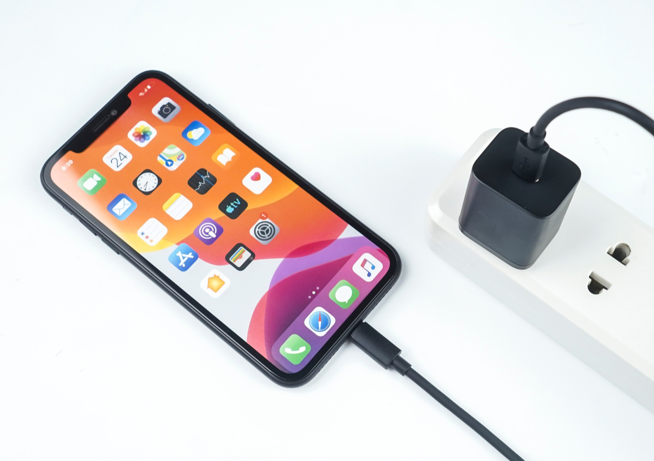 iOS 16以降にアップデート済みの一部iPhoneで、正常に充電が出来ない不具合が報告されています。