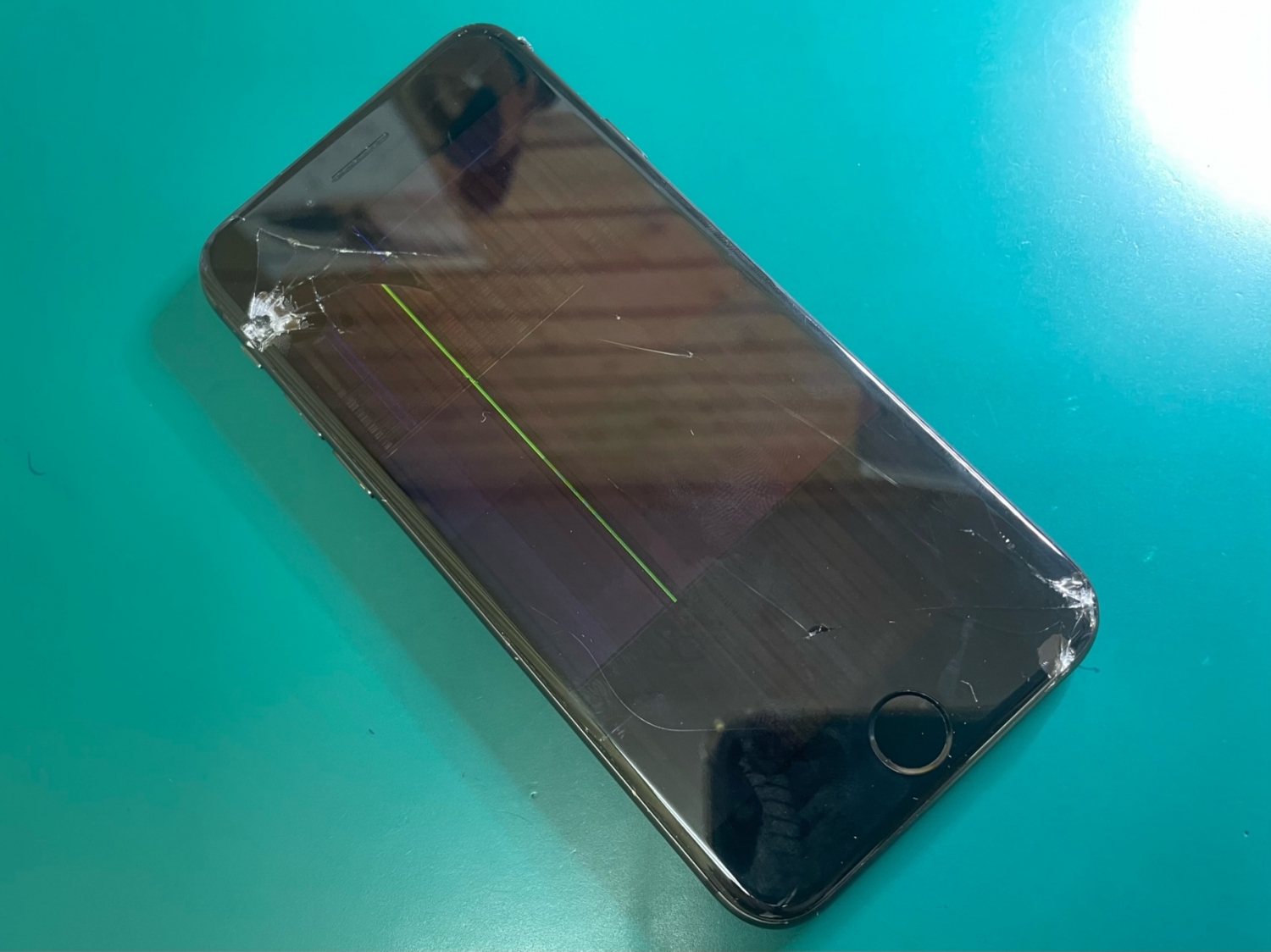 落としてガラス割れ＋液晶表示の異常が発生してしまったiPhone修理のご依頼をいただきました。