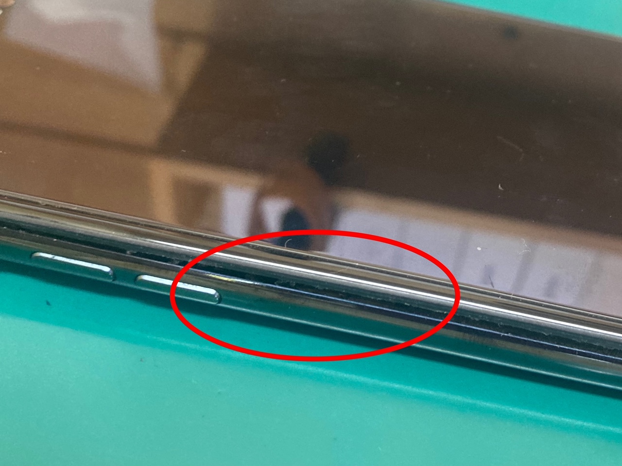 iPhoneを真横から見て隙間が空いていたら、バッテリー膨張の可能性がありますのでご注意ください。