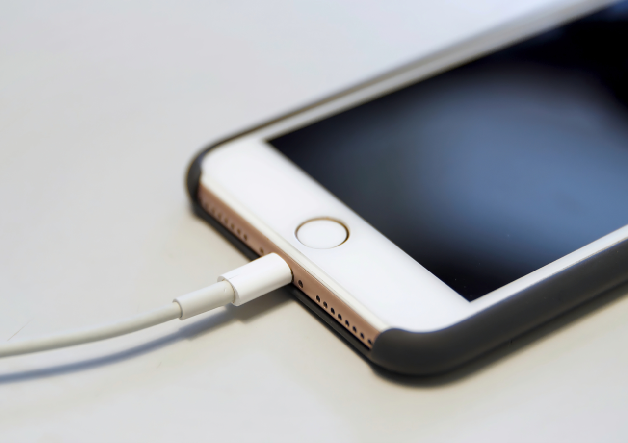 iOS 16以降にアップデート済みの一部端末で、正常に充電が出来ない不具合が報告されています。
