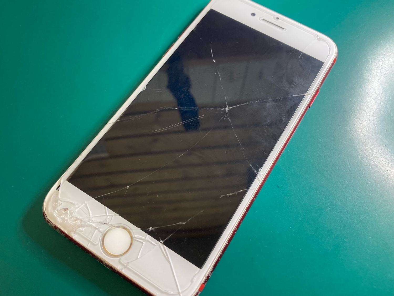 メーカーやキャリアの保証期間が終了したiPhone旧機種の修理もお任せください。
