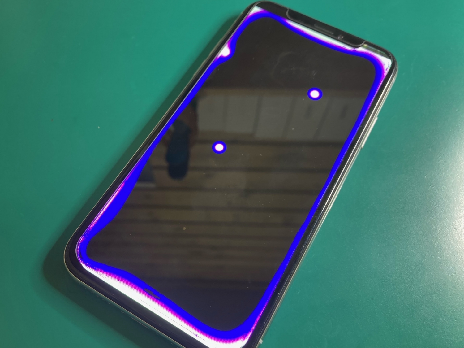 iPhone落下の衝撃で画面に異変！フロントパネル交換を行いデータそのままで解消出来ました。
