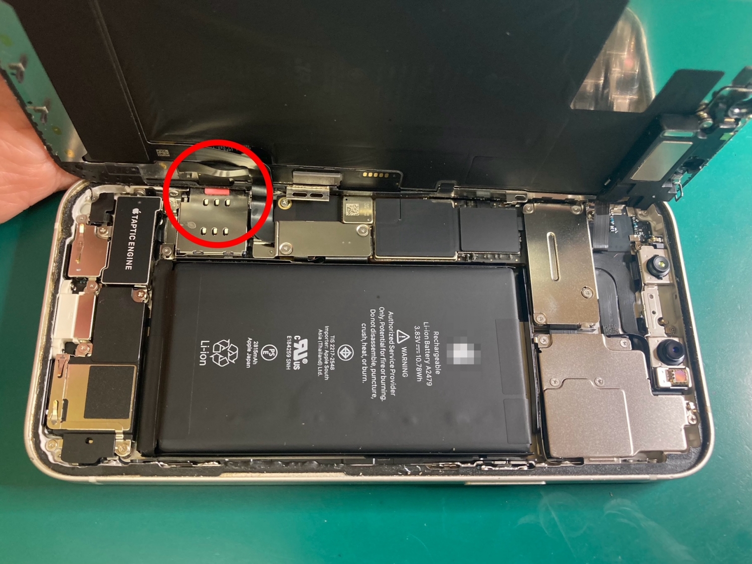 iPhone水没後は速やかに電源を落として水気を拭き取り、お近くの修理店へ持ち込みましょう。