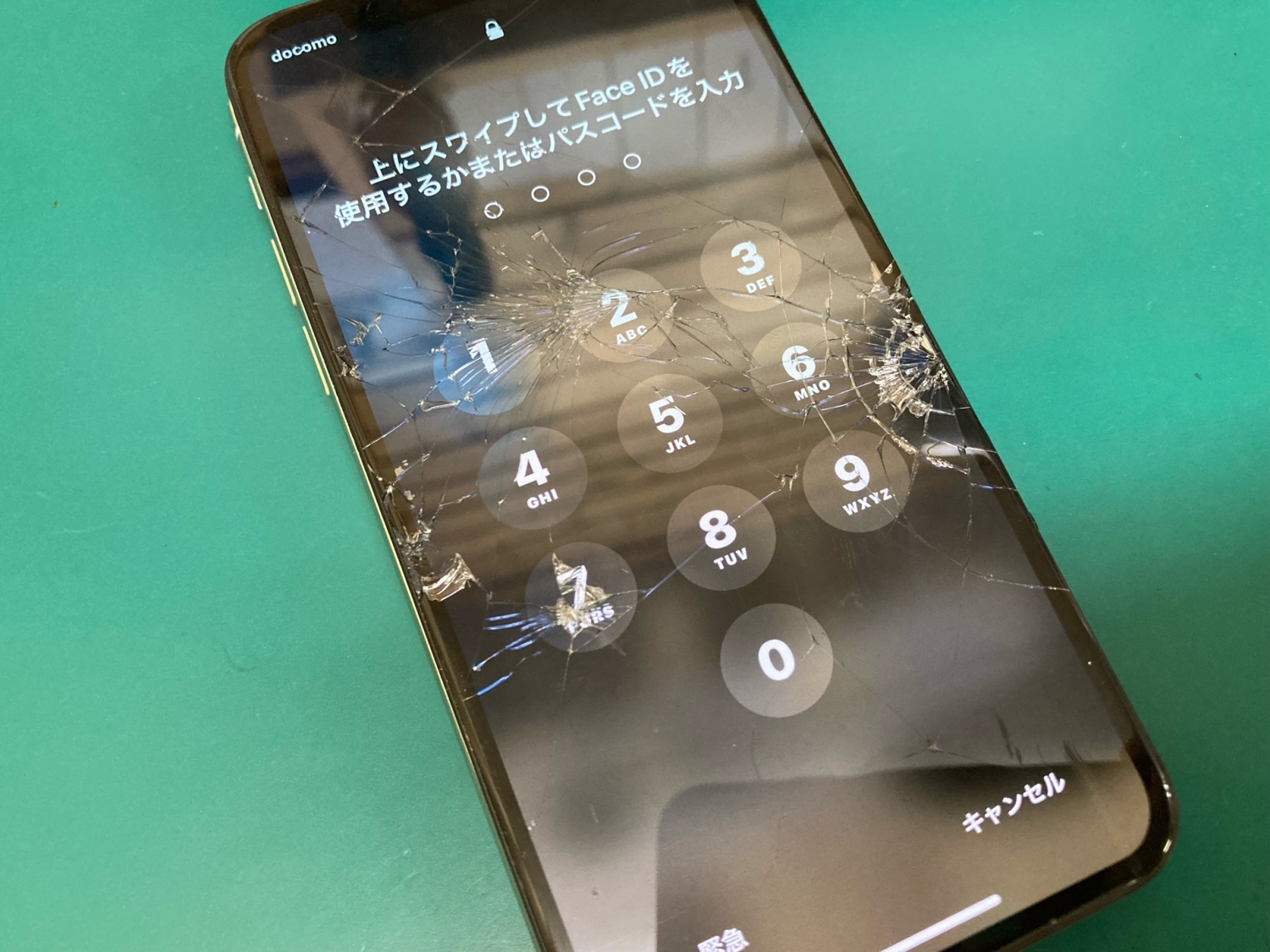 iPhone画面割れの症状は、フロントパネル交換修理作業60分～お気軽にご相談ください。