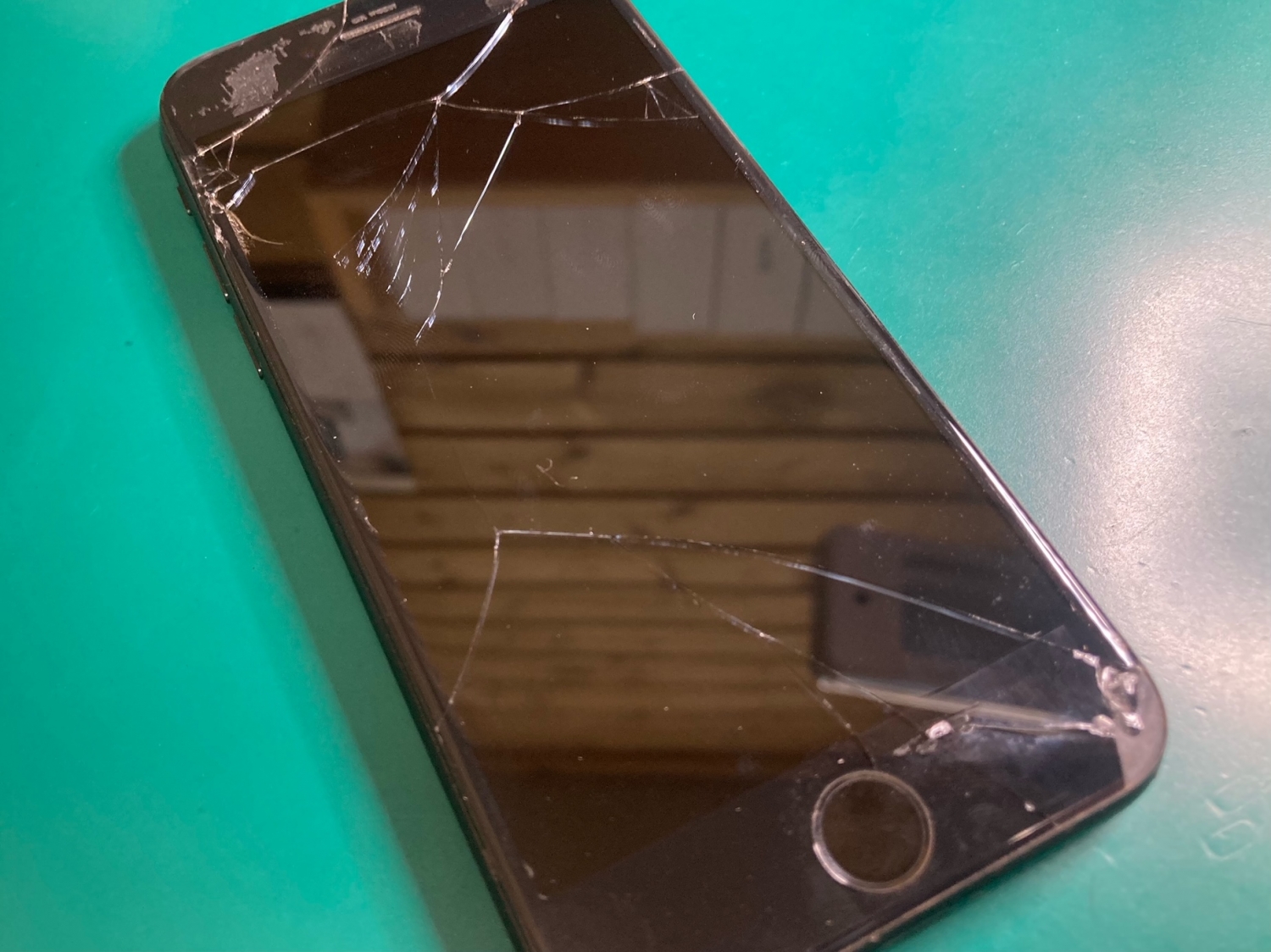 安心安全のためiPhoneガラス割れは放置せず、是非お近くの修理店へご相談ください。