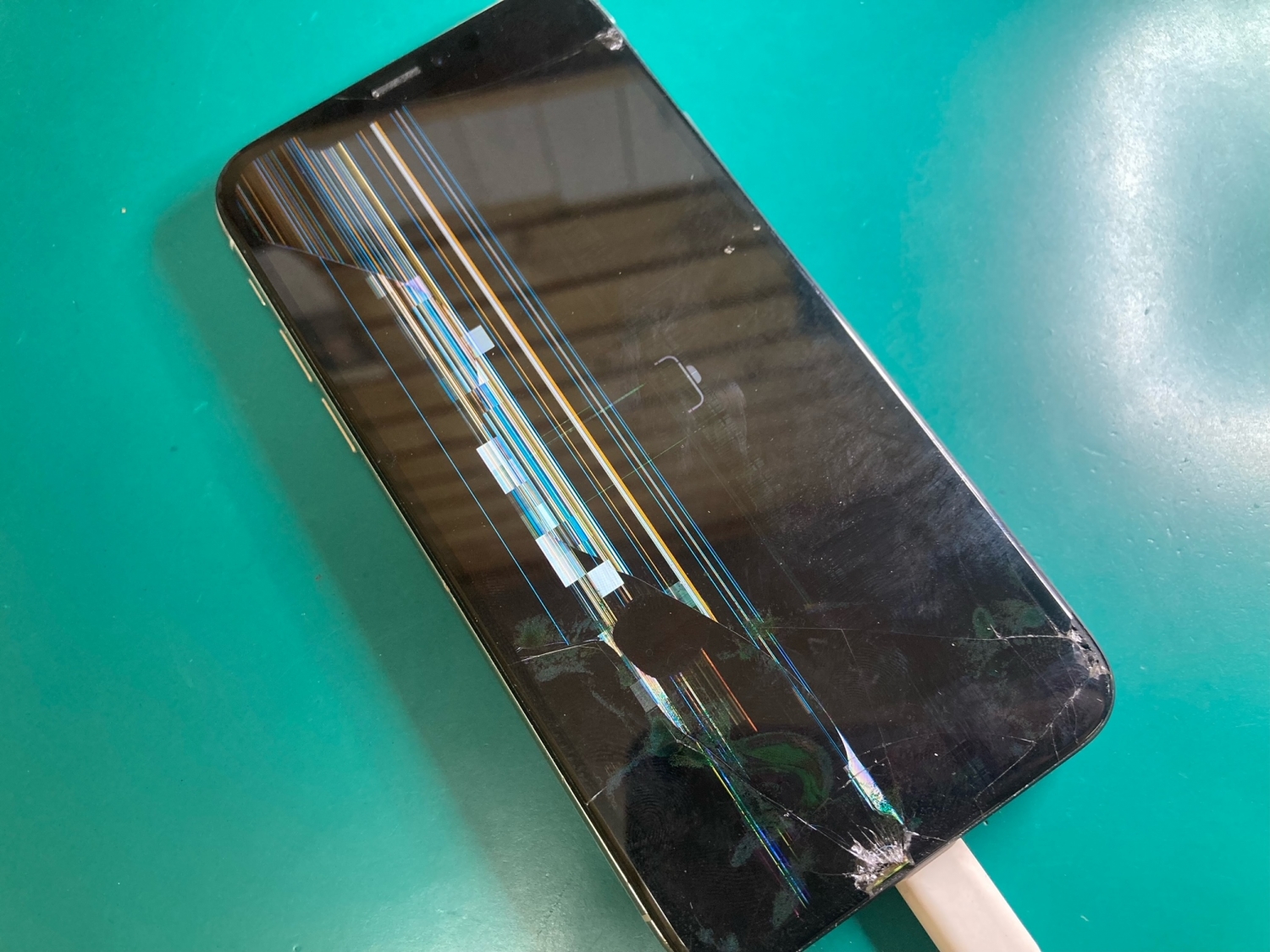 iPhoneを落としてガラス割れ＋液晶破損＋タッチ誤作動の症状、フロントパネル交換修理で解消出来ました。