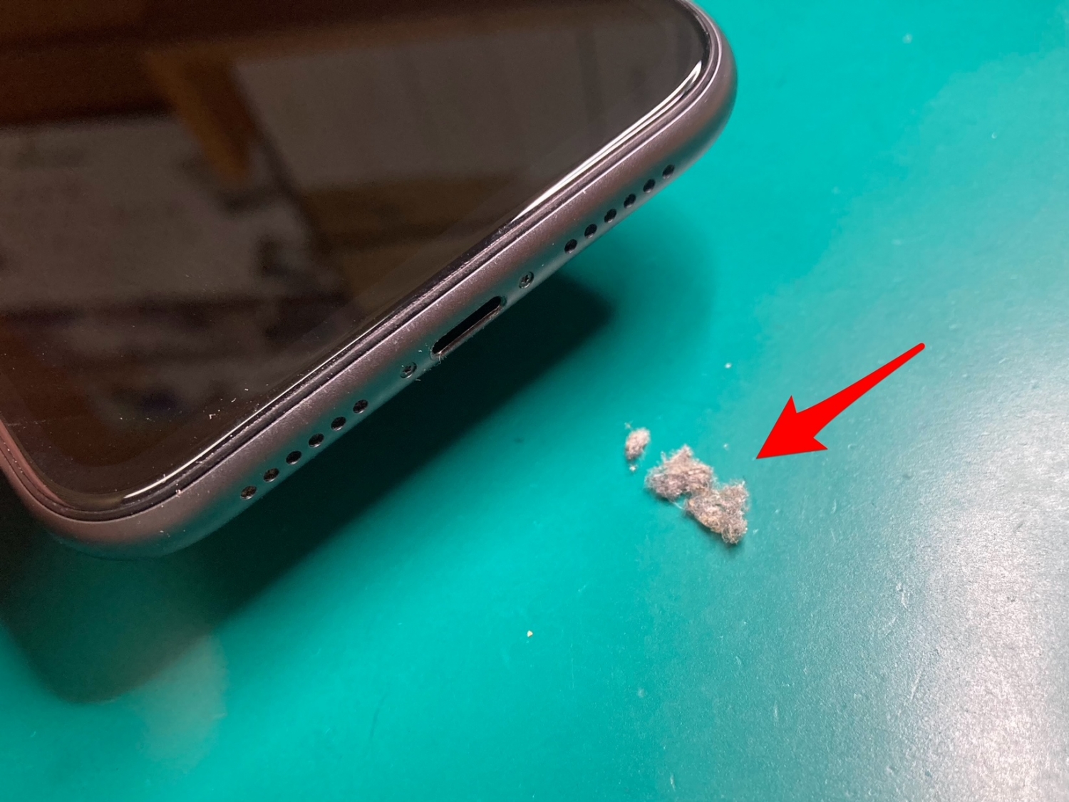 iPhone充電が出来ない症状は、充電口に詰まった異物が原因かもしれません。