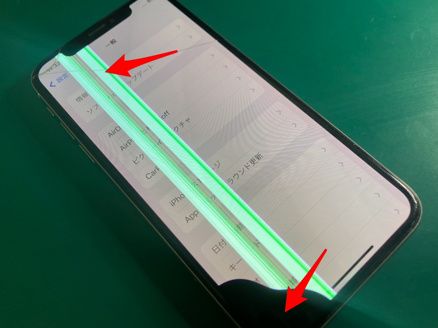 iPhoneガラスひび割れ＋画面表示にトラブルが！フロントパネル交換修理をさせていただきました。