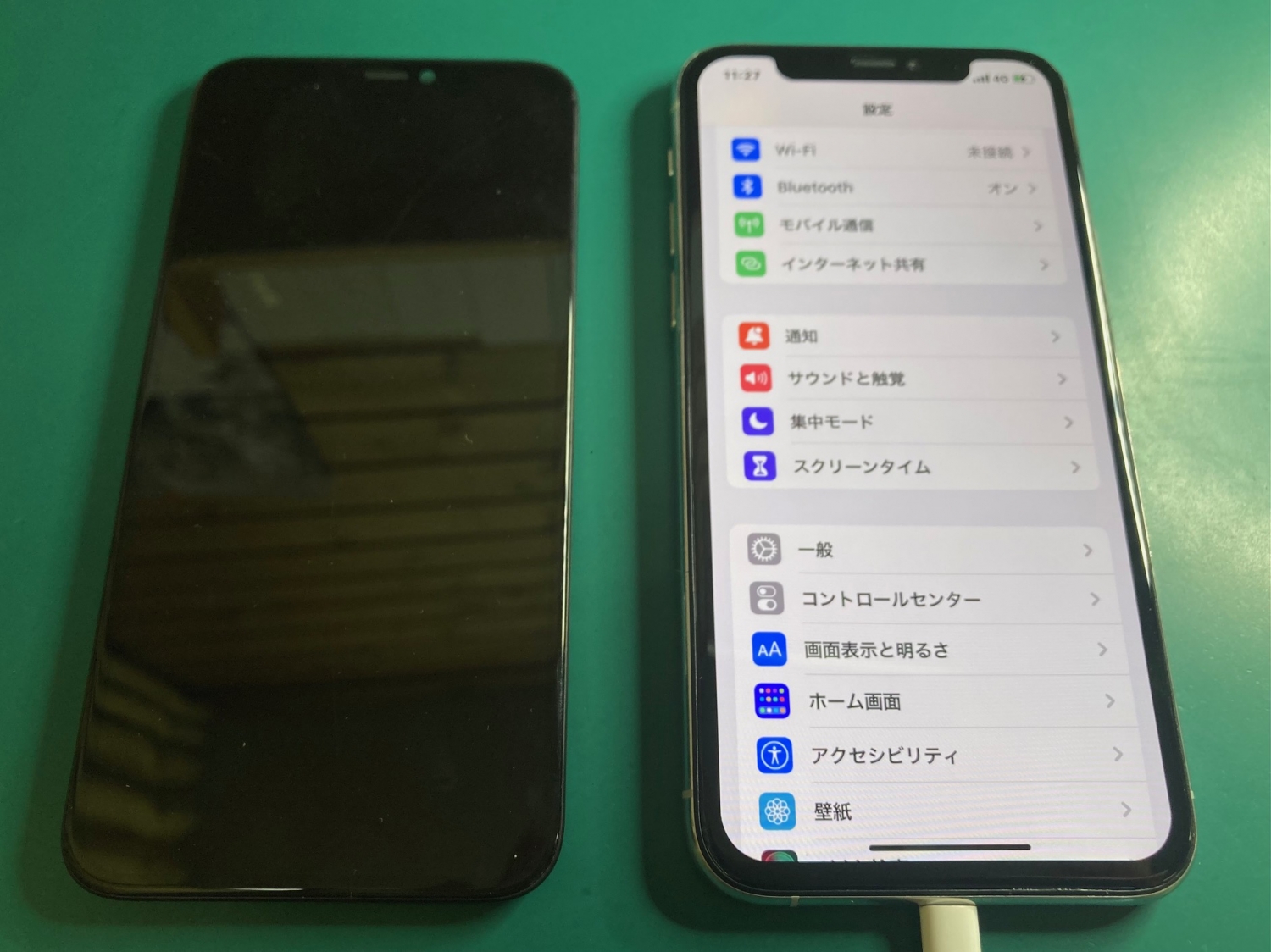 画面割れ＋バックライト故障のiPhone修理、フロントパネル交換を