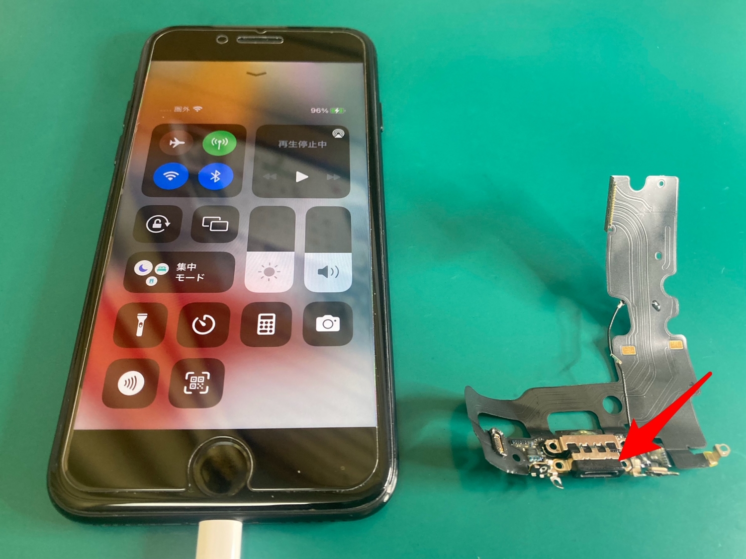 充電ケーブルを差し込んでも正常に充電が出来ないiPhone修理のご依頼をいただきました。