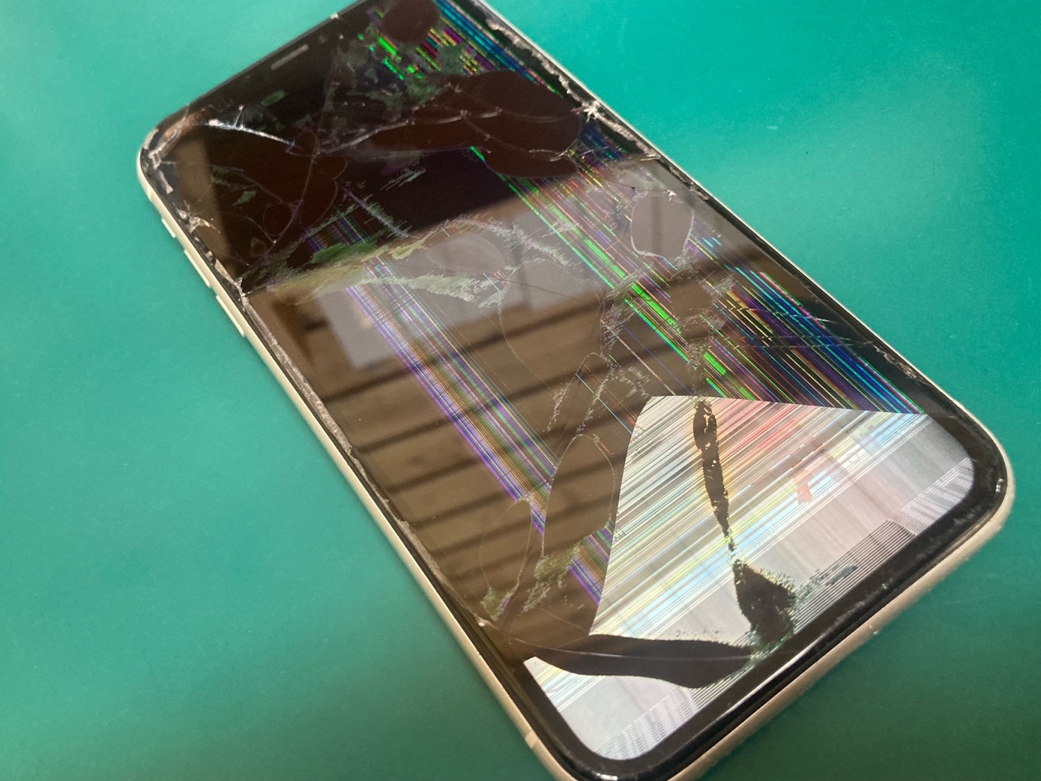 ガラス割れと液晶破損のiPhoneフロントパネル交換修理をさせていただきました。