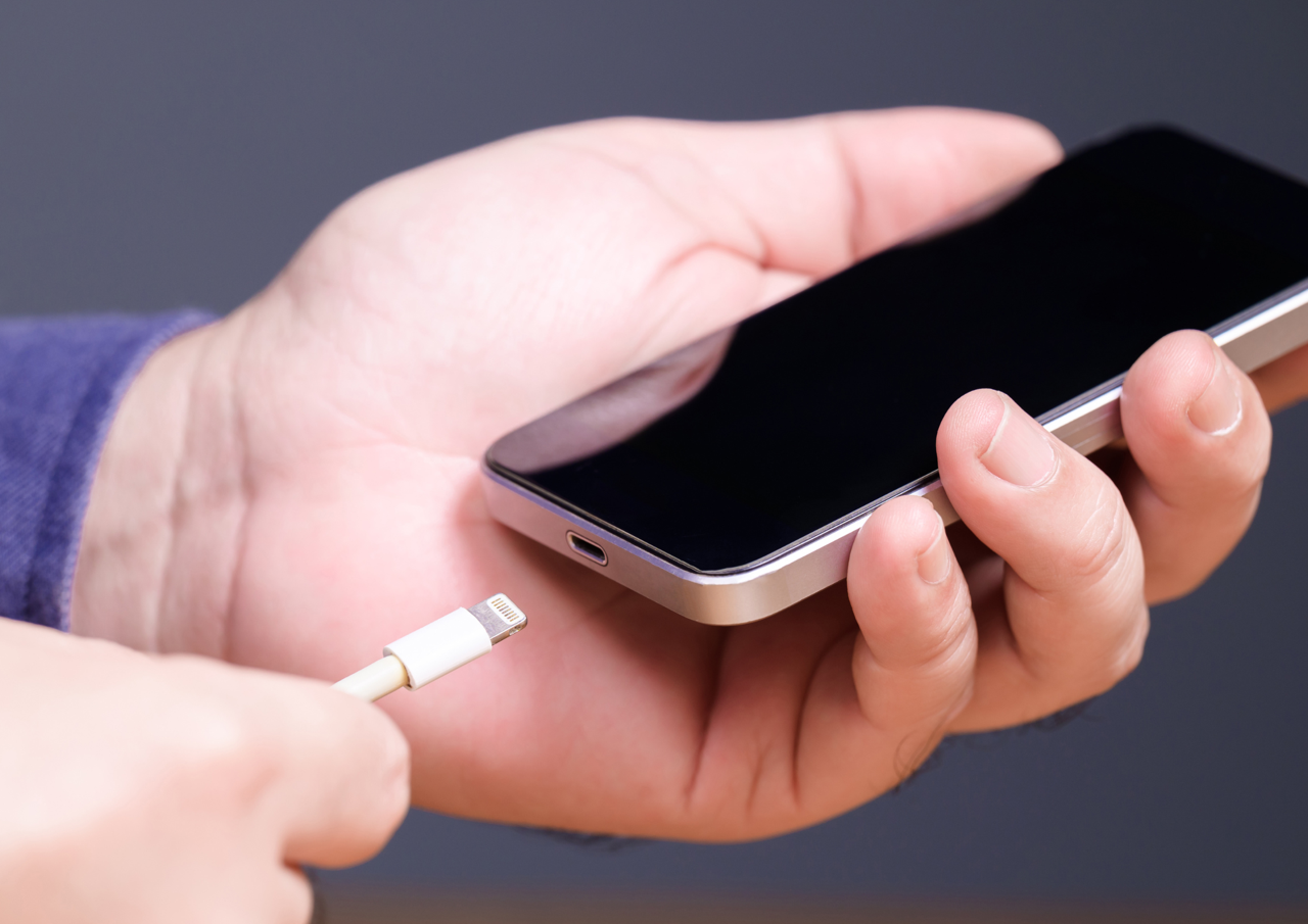 充電ケーブルを奥まで差し込めない！充電口の中に詰まった異物は接触