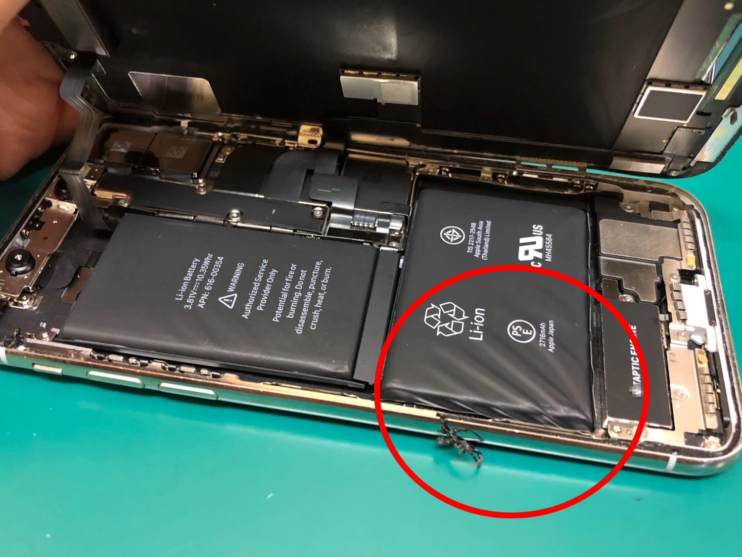iPhoneバッテリーの経年劣化によって、発熱や膨張などのトラブルが生じることがあります。