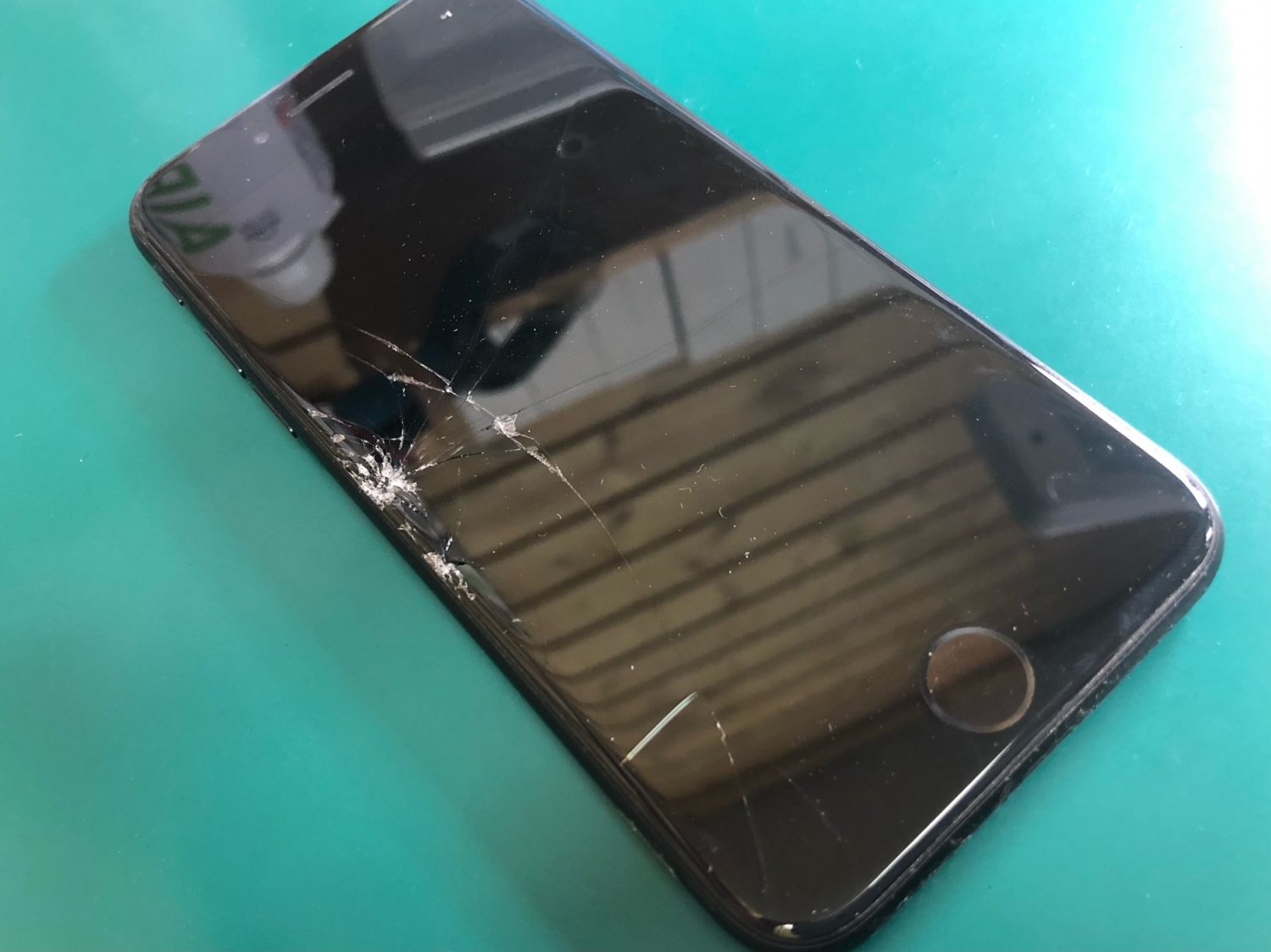 iPhone画面のひび割れフロントパネル交換修理60分～お気軽にご相談ください。