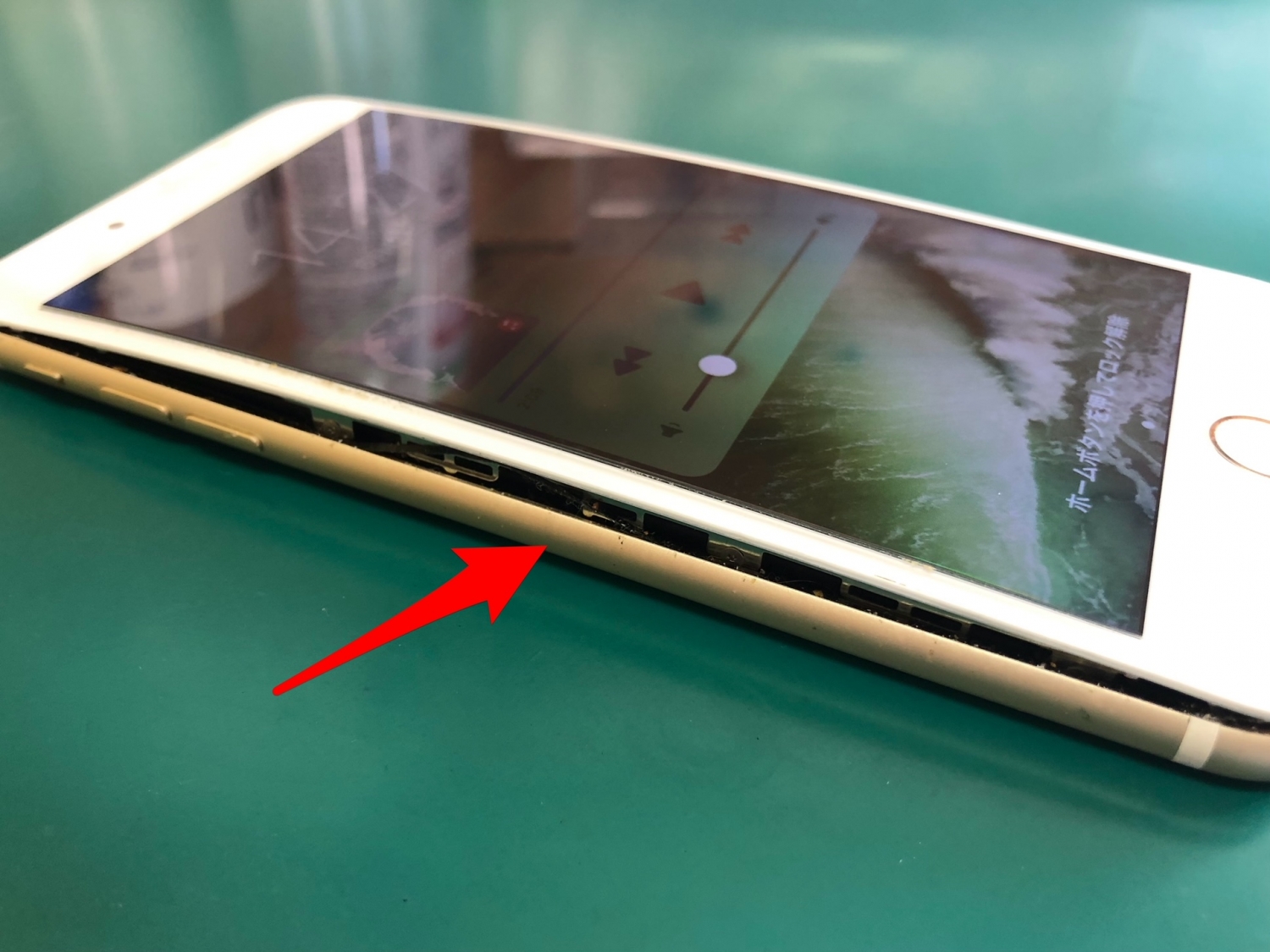 横から見るとパックリと開いているiPhoneバッテリー膨張のご依頼をいただきました。