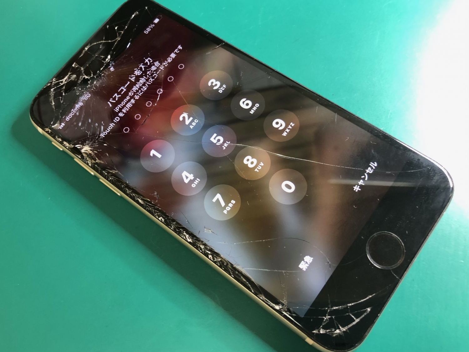 学生証のご提示で学生割10%オフ！自転車走行中に落下してひび割れiPhoneフロントパネル交換を行いました。