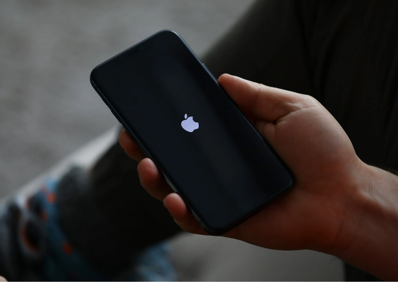 半日充電ケーブルに接続しても起動しないiPhone修理のご相談をいただきました。