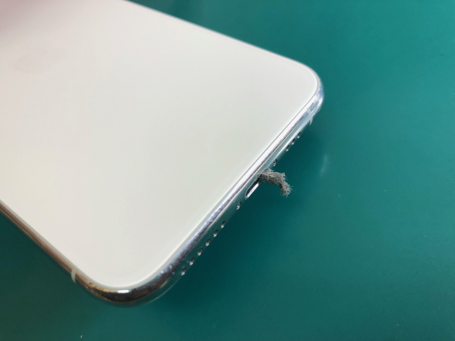 iPhone充電口の中に溜まったホコリや汚れが、接触不良を引き起こすことがあります。